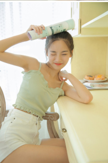 弯腰时乳头露出来被男生看见